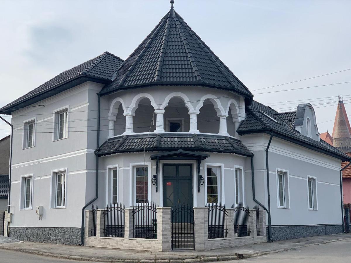 The Corner House Lägenhet Hunedoara Exteriör bild